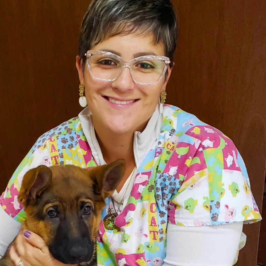Dra. Patricia Salla com um cão no colo